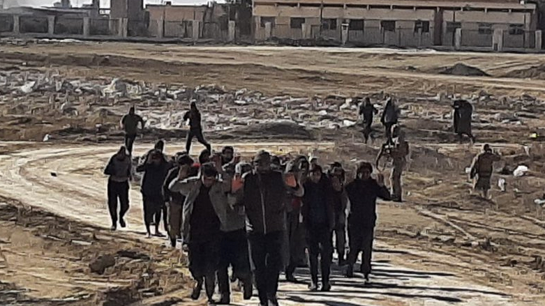 قالت قوات سوريا الديمقراطية إن 300 سجين من داعش استسلموا في الحسكة في 24 يناير/كانون الثاني 2022. (الصورة: فرهاد الشامي / تويتر)