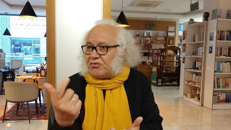 Sherzad Heini discusses his writings during a meet-up in Erbil with a group of readers of his works. (Photo: Goran Sabah Ghafour)