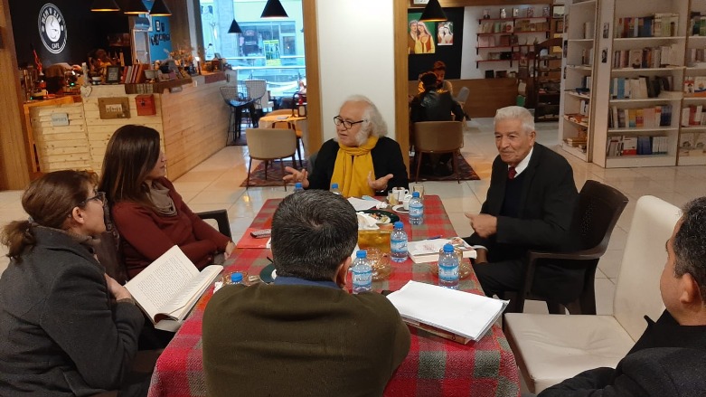 Шерзад Хейни обсуждает свои произведения во время встречи в Эрбиле с группой читателей его произведений.  (Фото: Горан Сабах Гафур)