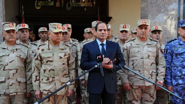 الرئيس عبد الفتاح السيسي مع عدد من قادة الجيش المصري - الصورة لفرانس 24