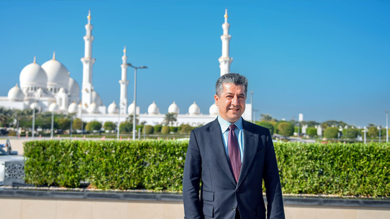Kurdistan Region PM Masrour Barzani poses for a photo with Sheikh Zayed Grand Mosque in the background, Jan. 26, 2022. (Photo: KRG)