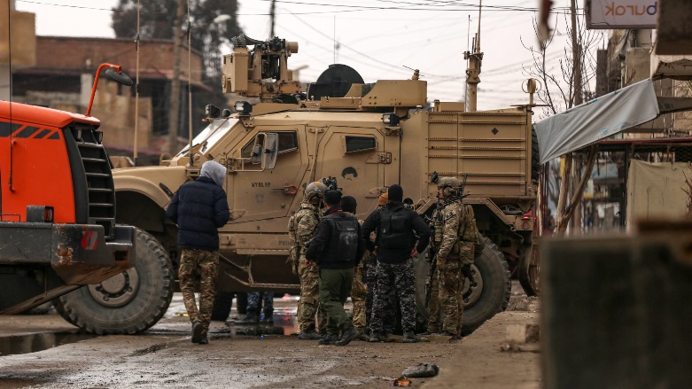 US soldiers, Syrian Democratic Forces (SDF) fighters gather in search of ISIS remnants in the northeastern Syrian city of Hasakah's Ghwayran neighborhood on January 29, 2022. (Photo: AFP)