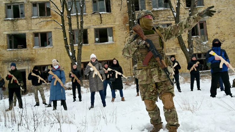 مدرب عسكري يعلم مدنيين كيفية حمل بنادق كلاشينكوف أثناء تدريب في كييف في 30 كانون الثاني/يناير 2022- الصورة لفرانس 24