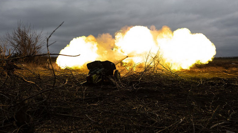 Rus hedeflerine ateş açan bir Ukrayna topçusu (Foto: AFP)