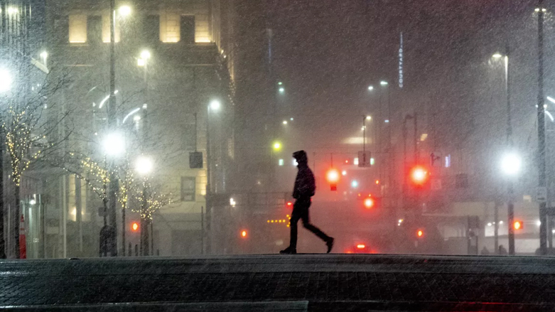 "الأسوأ قادم".. عاصفة في كاليفورنيا تقطع الكهرباء عن آلاف المنازل