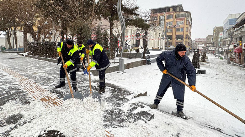 Van'da ekipler kar temizleme çalışması yürütüyor (Foto: AA)