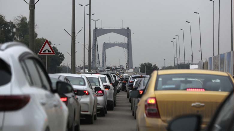 Cars queue in traffic on a road leading to the entrance of Baghdad's Green Zone, Jan. 8, 2023. (Photo: Sabah Arar/AFP)