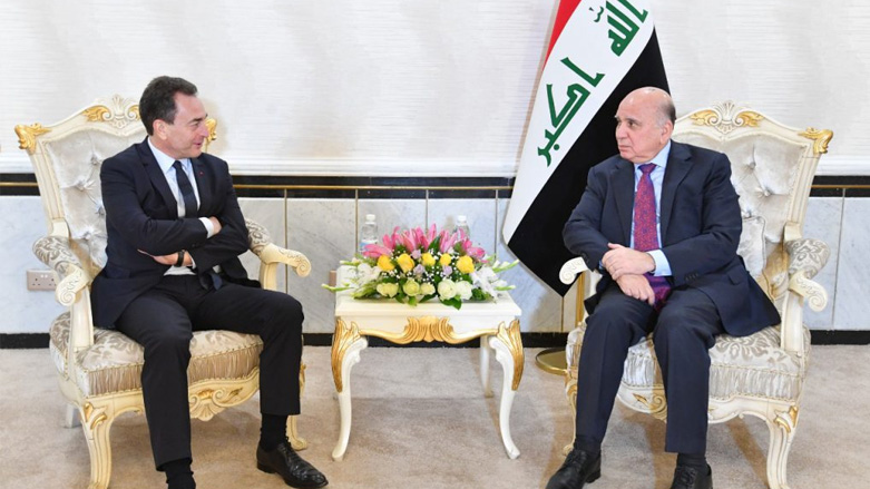 وزير الخارجية العراقي فؤاد حسين مع السفير الفرنسي في بغداد