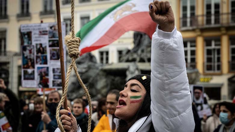A protestor holds a gallows rope during a rally in Lyon, Jan. 8, 2023. (Photo: Jean-Philippe Ksiazek/AFP)