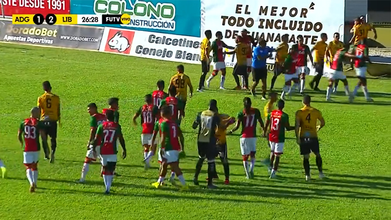 مشهد من القتال الذي شهدته المباراة- لقطة شاشة من الفيديو