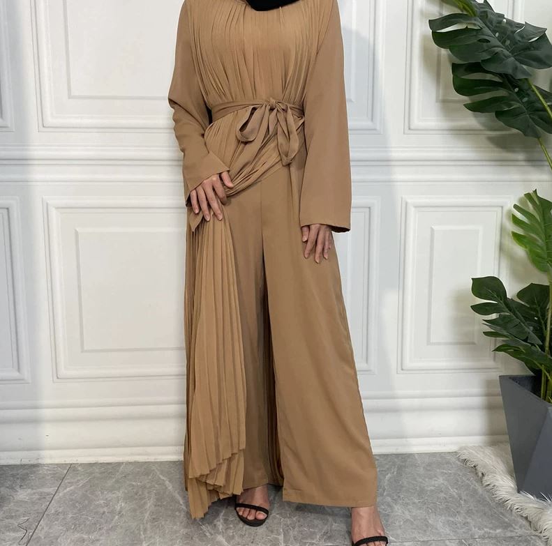 جۆرێکی جلوبەرگی jumpsuits