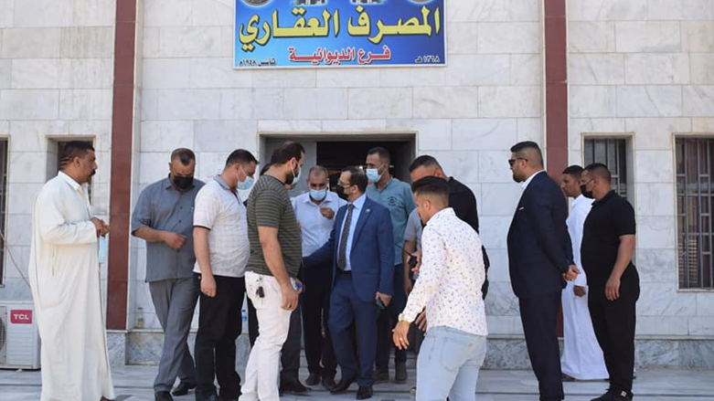 النزاهة تداهم المصرف العقاري بالديوانية وتعتقل مديره بتهمة اختلاس ملياري دينار