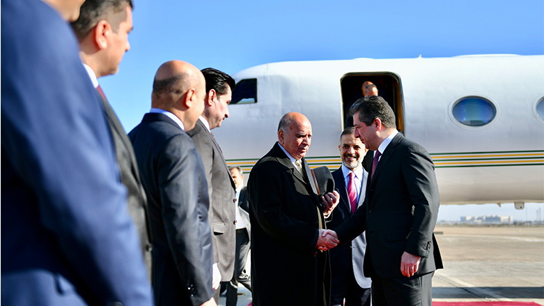 لحظة وصول رئيس حكومة إقليم كوردستان مسرور بارزاني إلى مطار بغداد