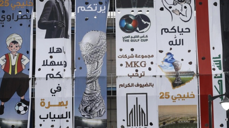 لافتات مرحبة بالقادمين لمتابعة مباريات بطولة كأس الخليج التي تستضيفها البصرة، في 5 كانون الثاني/يناير 2023 © أحمد الربيعي / ا ف ب