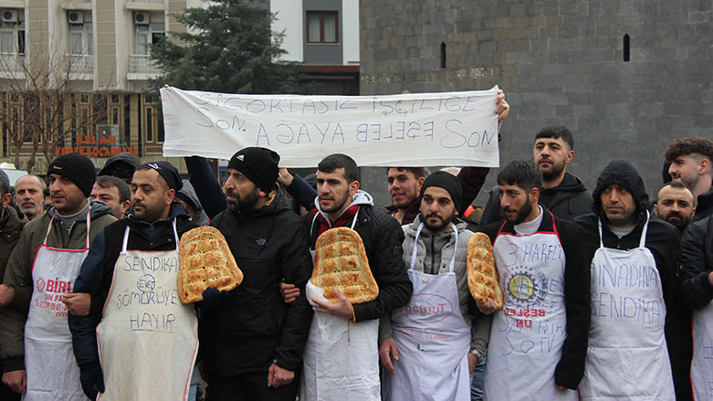 Fırın işçileri ellerinde ekmeklerle protestoda bulunmuştu (Foto: İhsan Yalın / K24 - Arşiv)