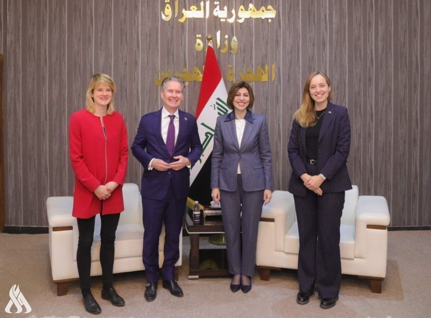 وزيرة الهجرة مع السفير الهولندي والوفد المرافق
