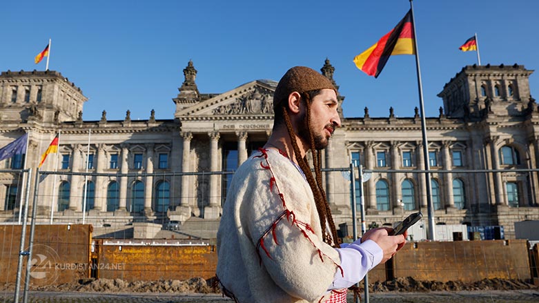 A Yezidi in front of the German parliament in traditional clothes (Photo: AFP)
