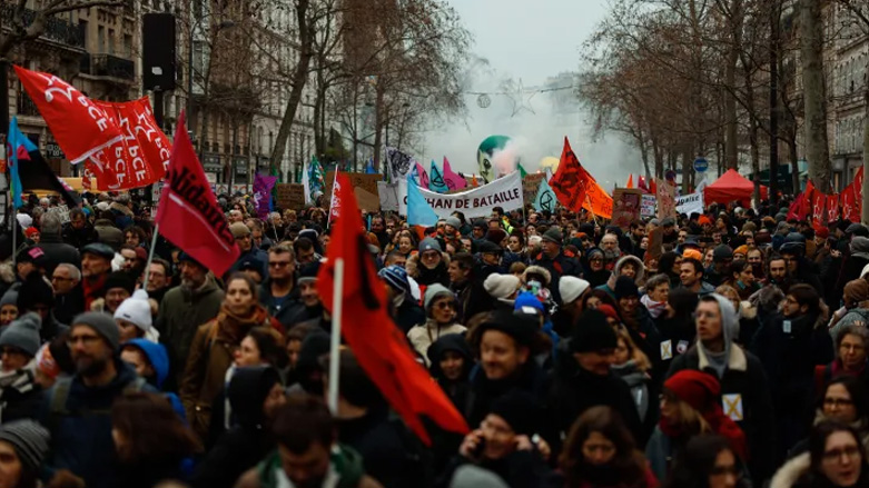 الآلاف يتظاهرون في باريس احتجاجاً على تعديل نظام التقاعد