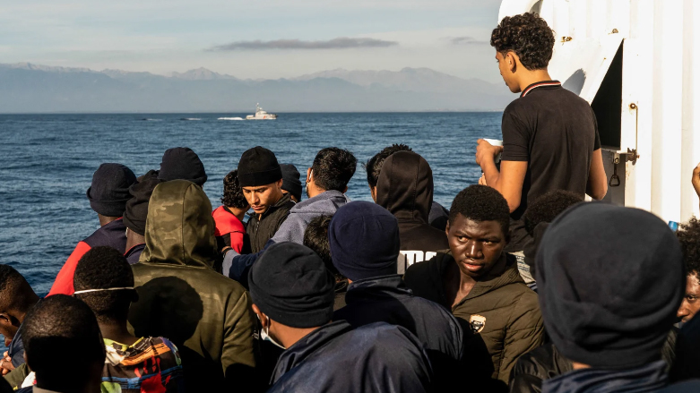 أطفالٌ مهاجرون على متن سفينة في عرض البحر- فرانس برس