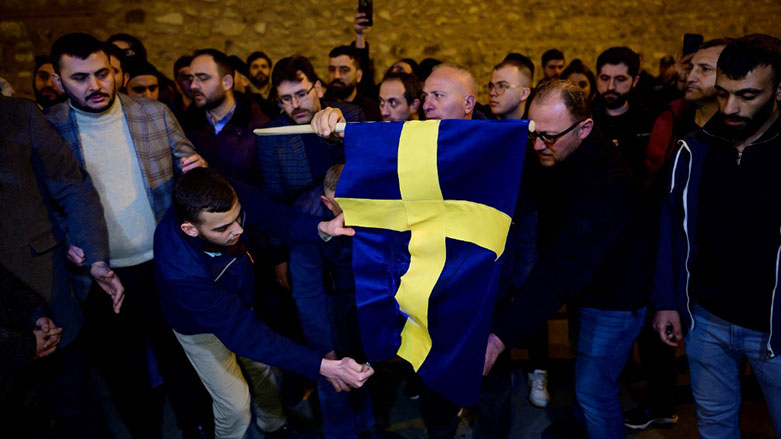Türkiye'de İsveç bayrağı yakılarak protestolar düzenlendi (Foto: AFP)