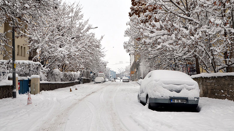Muş'ta birçok cadde kar nedeniyle beyaza büründü (Foto: AA)