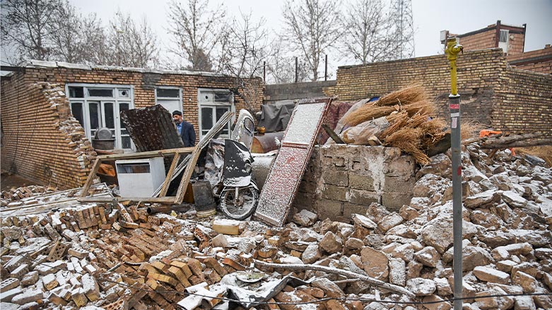Doğu Kürdistan’ın Xoy kentinde meydana gelen deprem sonucu çok sayıda evde hasar oluştu (Foto: AFP)