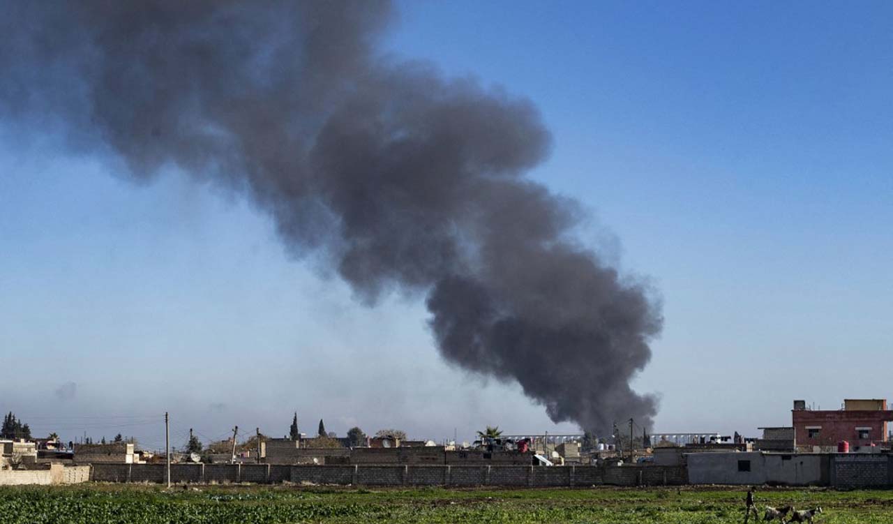 Smokes billows in Qamishli in northeastern Syria, Dec. 25, 2023. (Photo: Delil Souleiman/AFP)