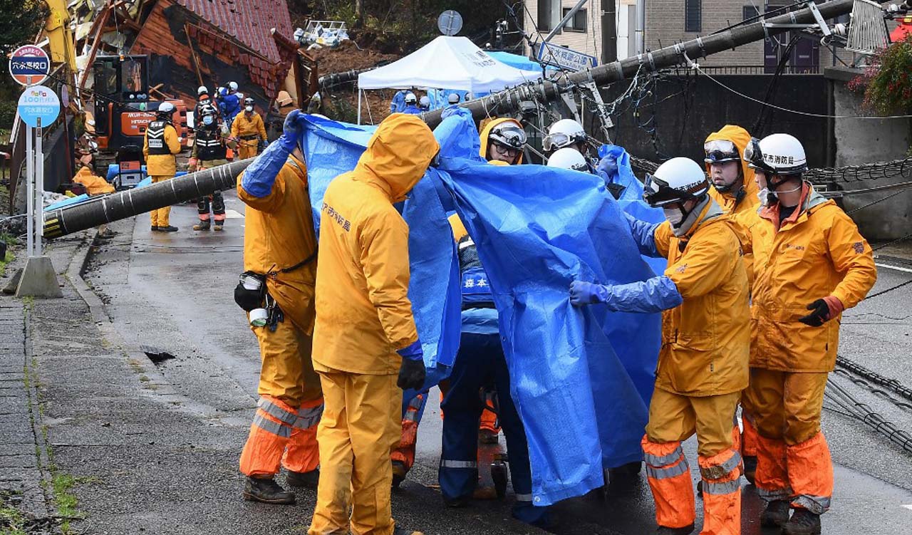 Rescuers carry away the body of victim who was retrieved from a landslide site in the Kawashima district in the city of Anamizu, Ishikawa Prefecture, Jan. 6, 2024. (Photo: Tohsifumi Kitamura/AFP)
