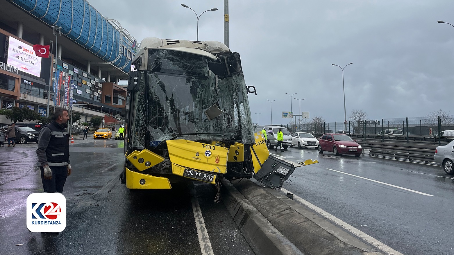 İETT otobüsünün direğe çarpması sonucu 8 kişi yaralandı