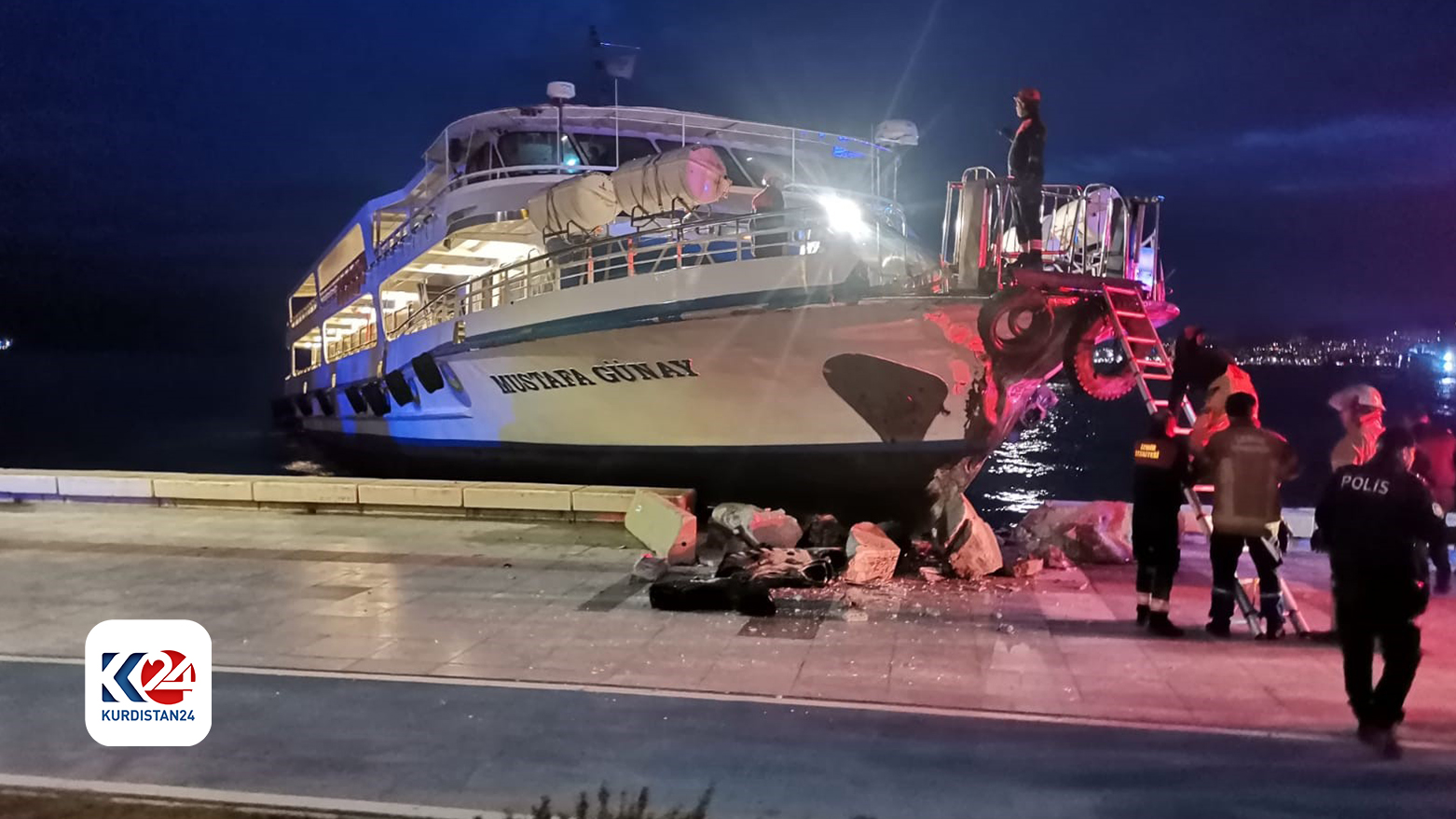 İzmir'de yolcu vapuru kaptanın rahatsızlanması sonucu karaya çarptı