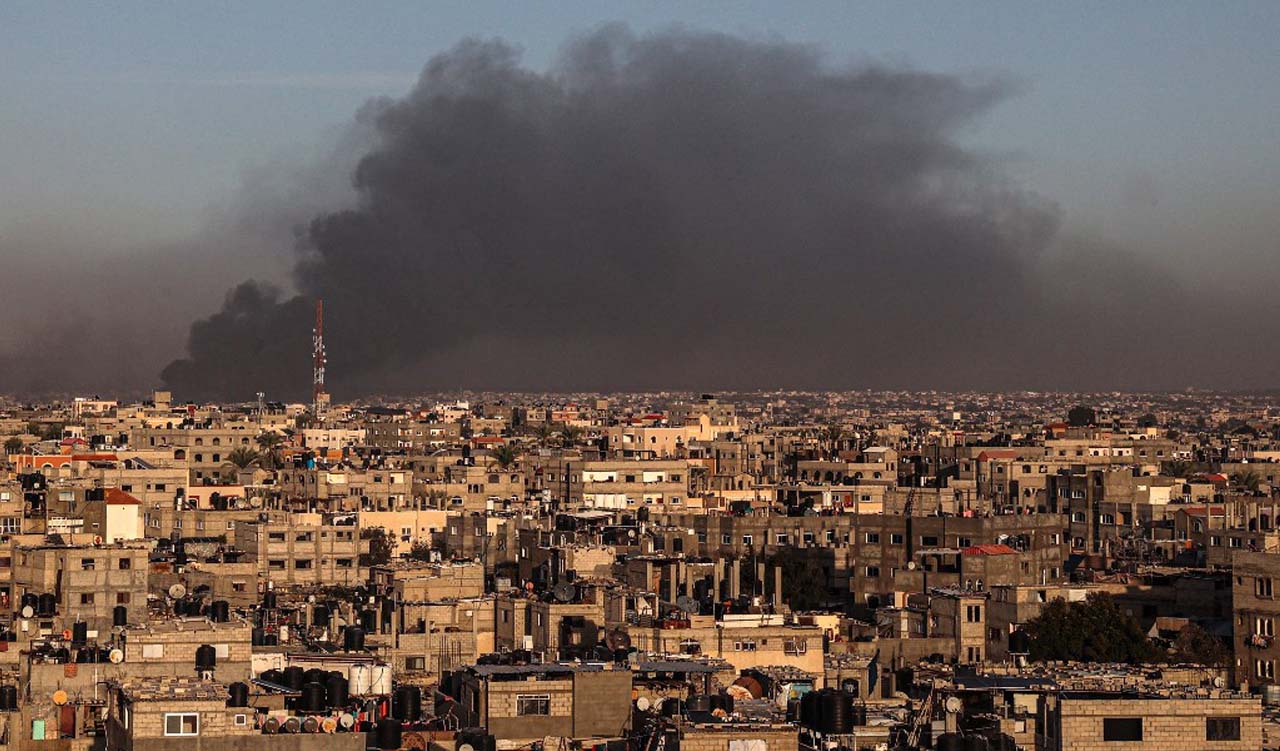 A picture taken from Rafah on January 10, 2024, shows smoke billowing over Khan Yunis in the southern Gaza Strip, Jan. 1, 2024. (Photo: AFP)