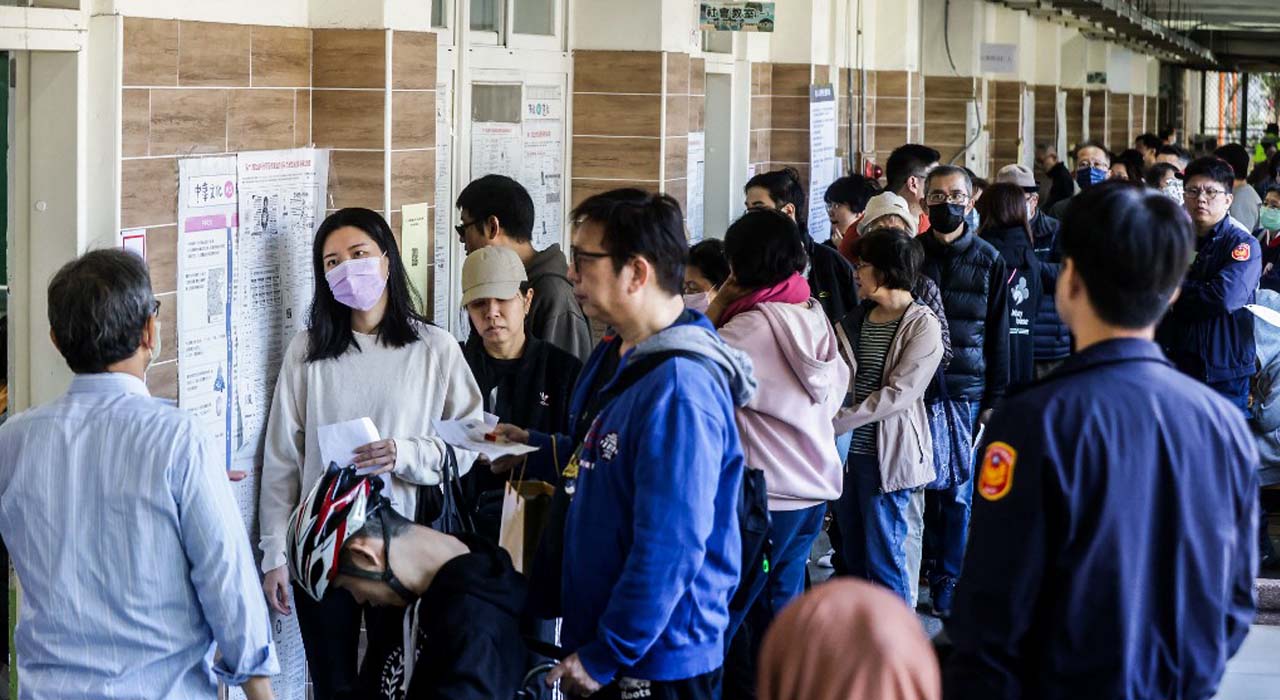 People wait in line to cast their ballots and vote in the presidential election at a polling station in Taipei, Jan. 13, 2024. (Photo: I-Hwa Cheng/AFP)