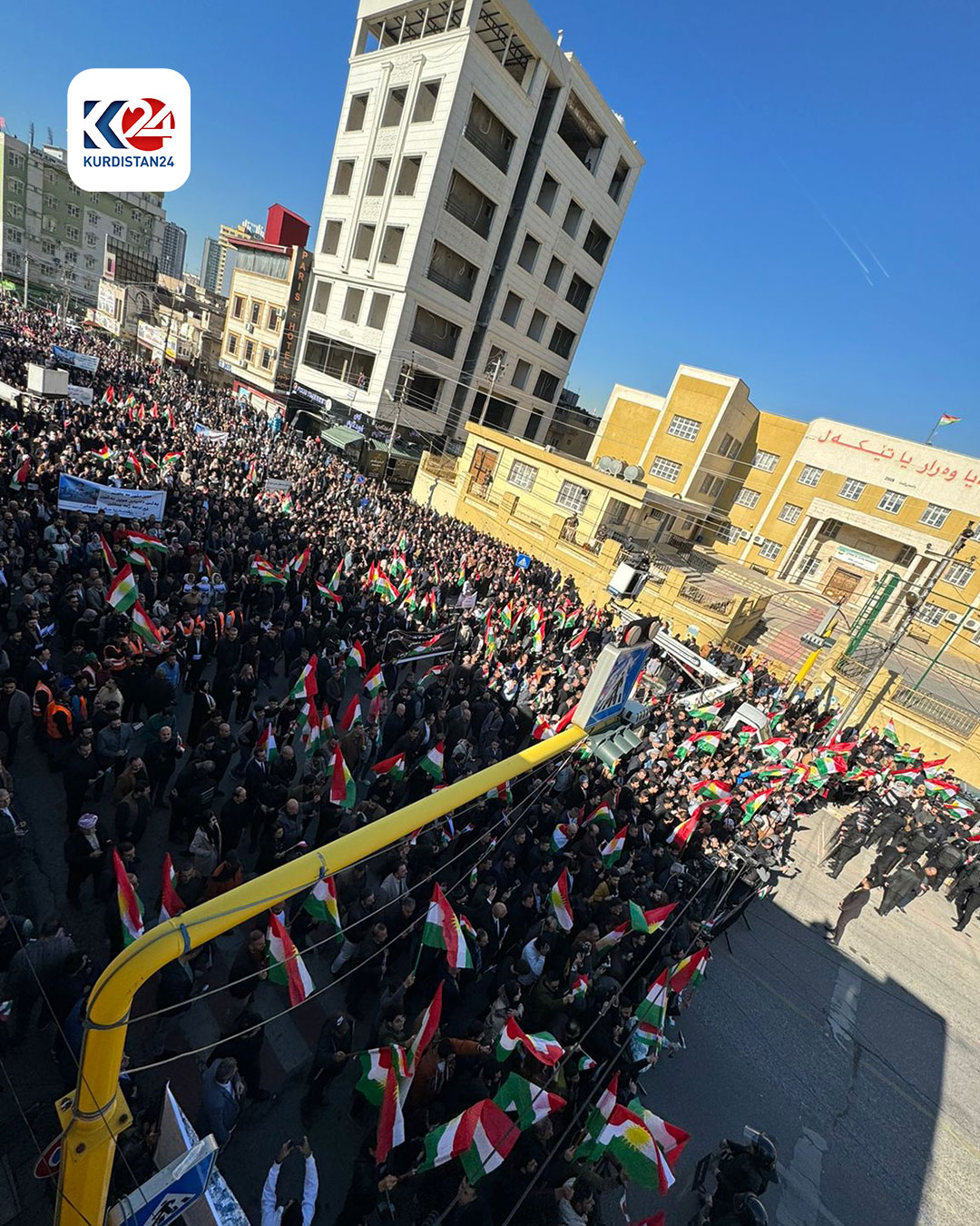 خۆپیشاندانی بەرفراوانی خەڵکی دهۆک لە دژی هێرشە مووشەکییەکەی سەر هەولێر (وێنە: مەسعود وەرمێلی - کوردستان24)