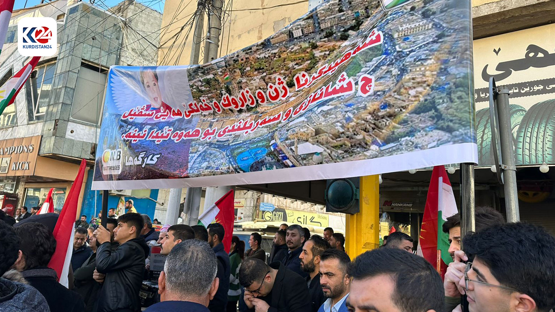 خۆپیشاندانی بەرفراوانی خەڵکی دهۆک لە دژی هێرشە مووشەکییەکەی سەر هەولێر (وێنە: ئاری حوسێن - کوردستان24)