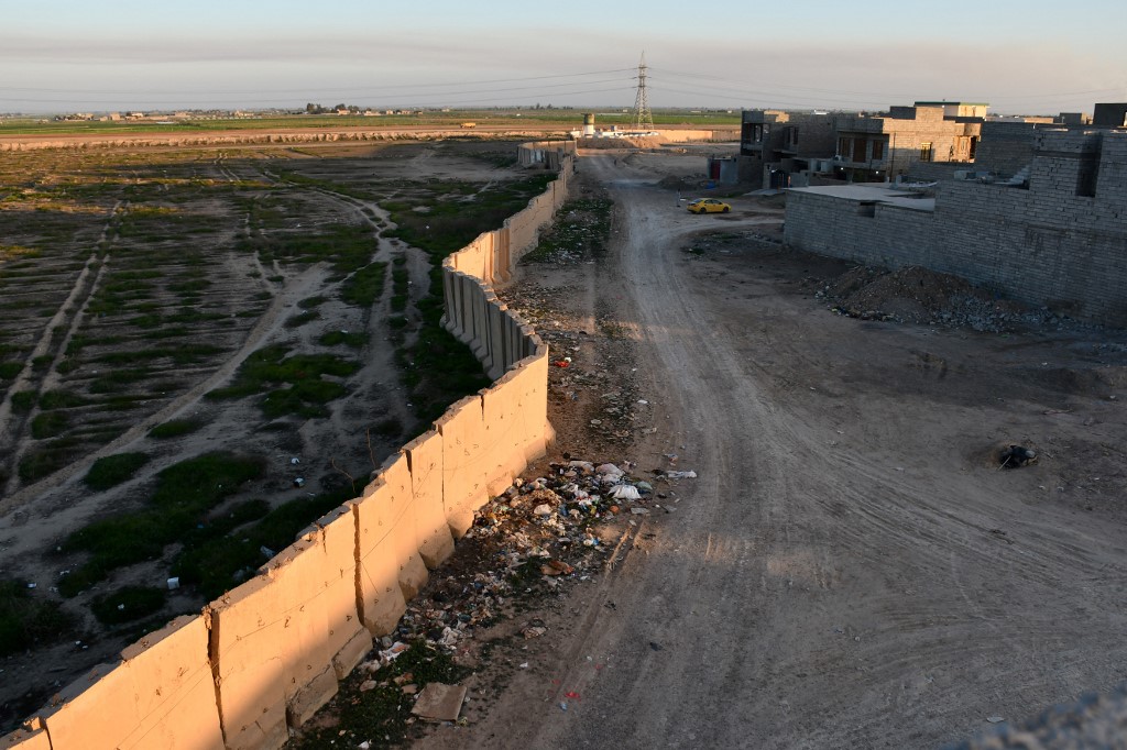 A section of the Samarra Wall, which was erected at the height of sectarian violence, in the city of Samarra, north of Baghdad, June. 6, 2018. (Photo: Abdelkhaleq Samarrai/AFP)