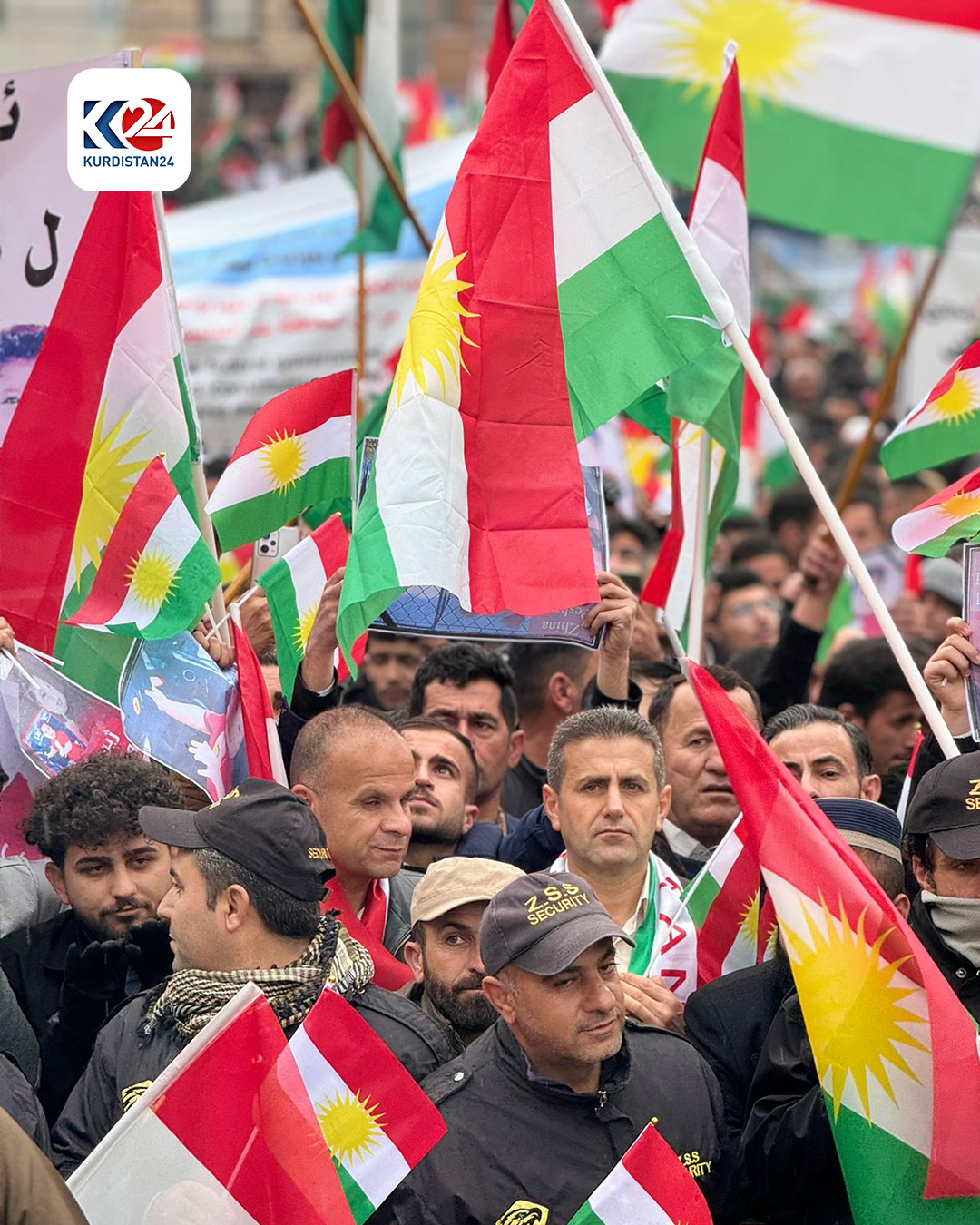 بە وێنە؛ خۆپیشاندانی بەرفراوانی خەڵکی ئاکرێ و بەردەڕەش لە دژی &zwnj;هێرشەکەی سەر هەولێر