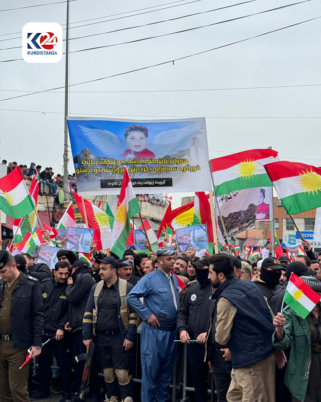 بە وێنە؛ خۆپیشاندانی بەرفراوانی خەڵکی ئاکرێ و بەردەڕەش لە دژی &zwnj;هێرشەکەی سەر هەولێر