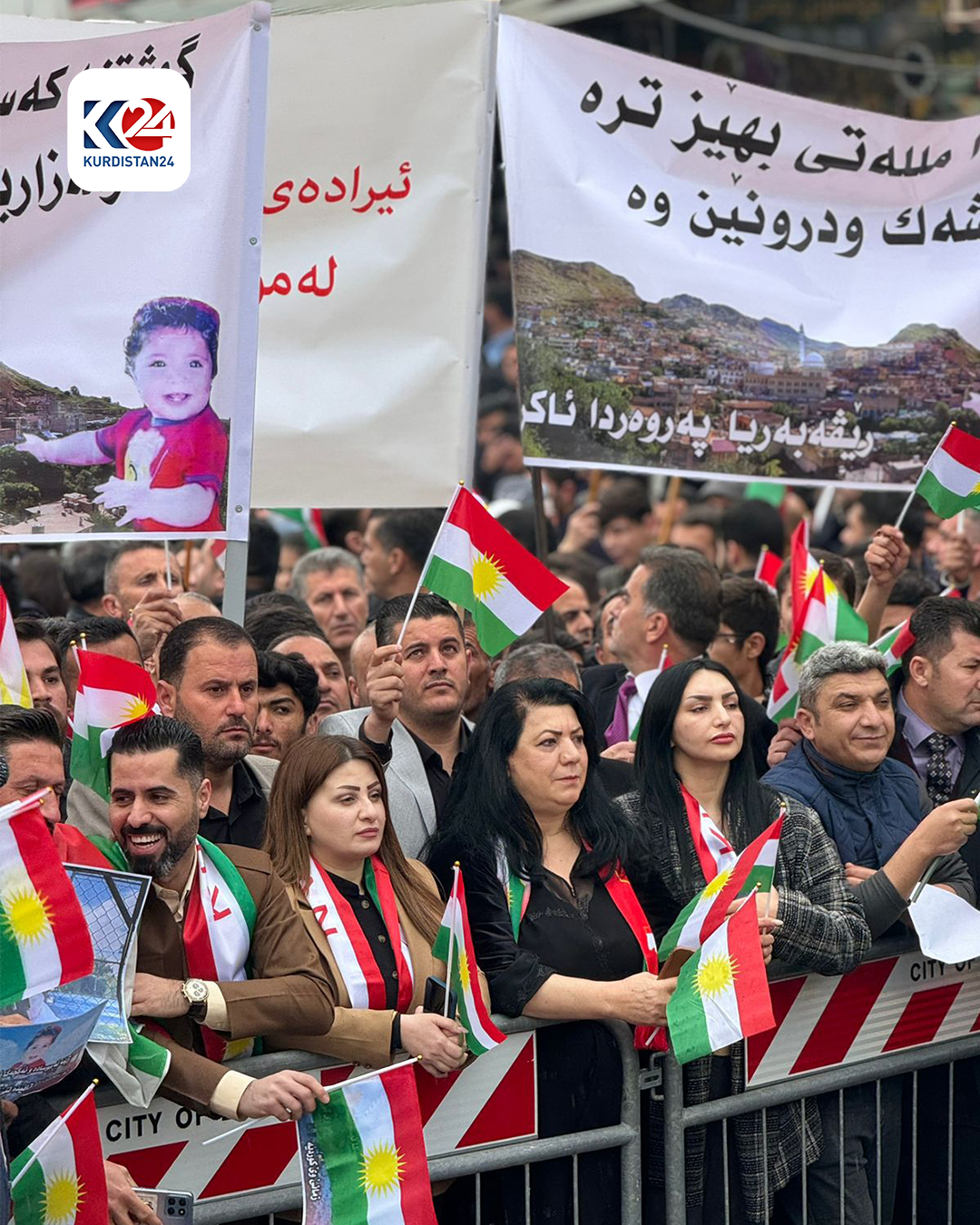 بە وێنە؛ خۆپیشاندانی بەرفراوانی خەڵکی ئاکرێ و بەردەڕەش لە دژی &zwnj;هێرشەکەی سەر هەولێر