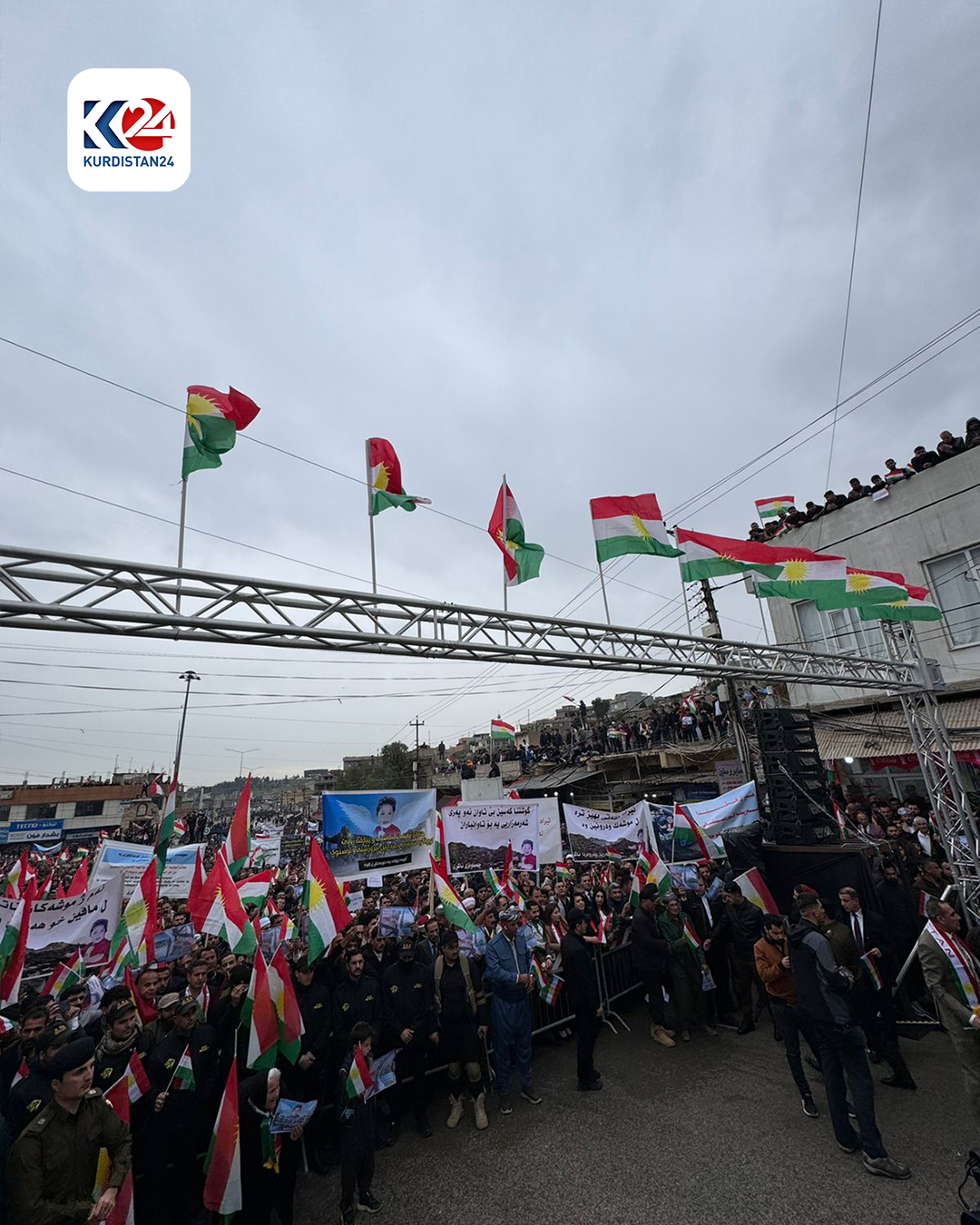 بە وێنە؛ خۆپیشاندانی بەرفراوانی خەڵکی ئاکرێ و بەردەڕەش لە دژی &zwnj;هێرشەکەی سەر هەولێر