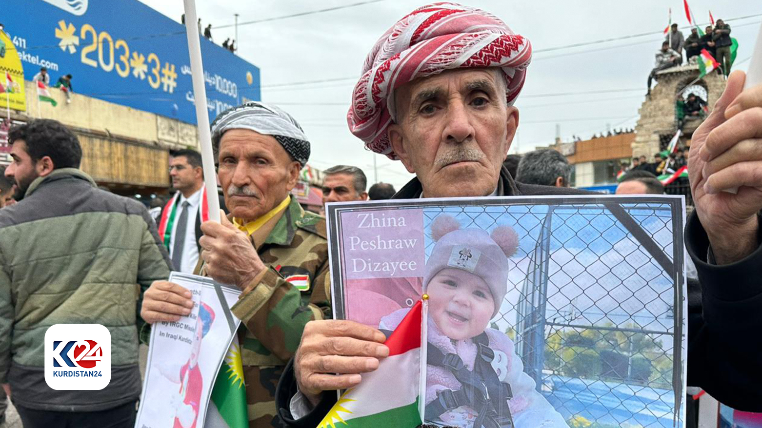 بە وێنە؛ خۆپیشاندانی بەرفراوانی خەڵکی ئاکرێ و بەردەڕەش لە دژی &zwnj;هێرشەکەی سەر هەولێر