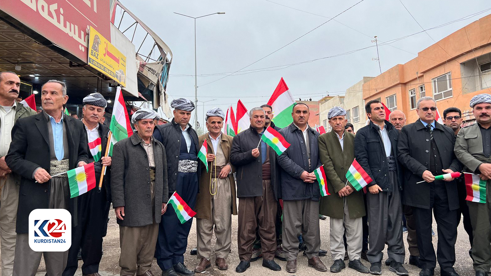 بە وێنە؛ خۆپیشاندانی بەرفراوانی خەڵکی ئاکرێ و بەردەڕەش لە دژی &zwnj;هێرشەکەی سەر هەولێر