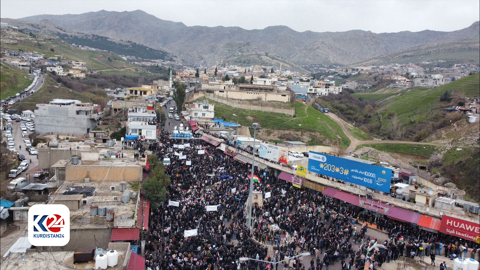 بە وێنە؛ خۆپیشاندانی بەرفراوانی خەڵکی ئاکرێ و بەردەڕەش لە دژی &zwnj;هێرشەکەی سەر هەولێر