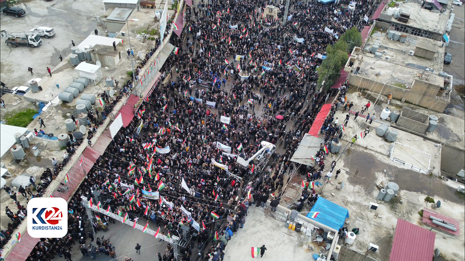 بە وێنە؛ خۆپیشاندانی بەرفراوانی خەڵکی ئاکرێ و بەردەڕەش لە دژی &zwnj;هێرشەکەی سەر هەولێر