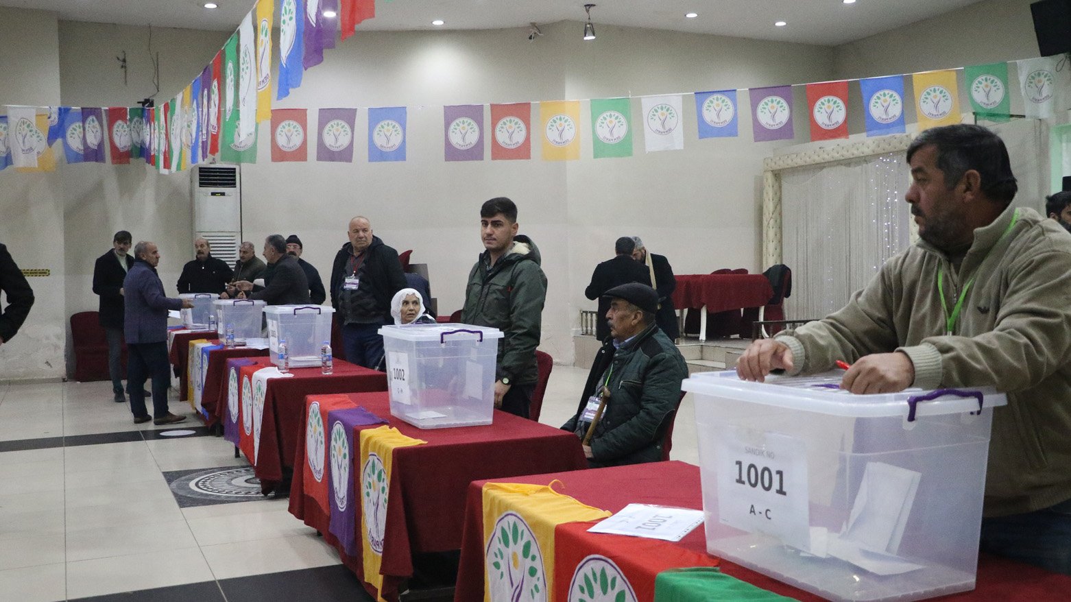 DEM Parti'nin Diyarbakır adayı Serra Bucak oldu