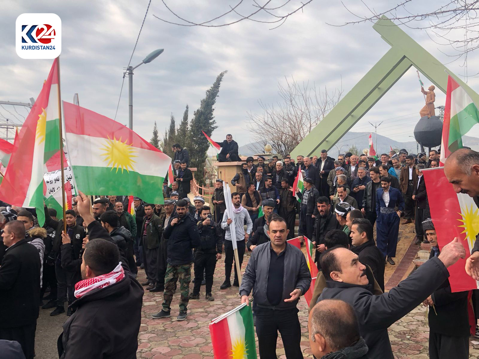 خۆپیشاندانی خەڵکی رانیە لە دژی هێرشەکەی سەر هەولێر (وێنە: ئاراس ئەمین - کوردستان24)