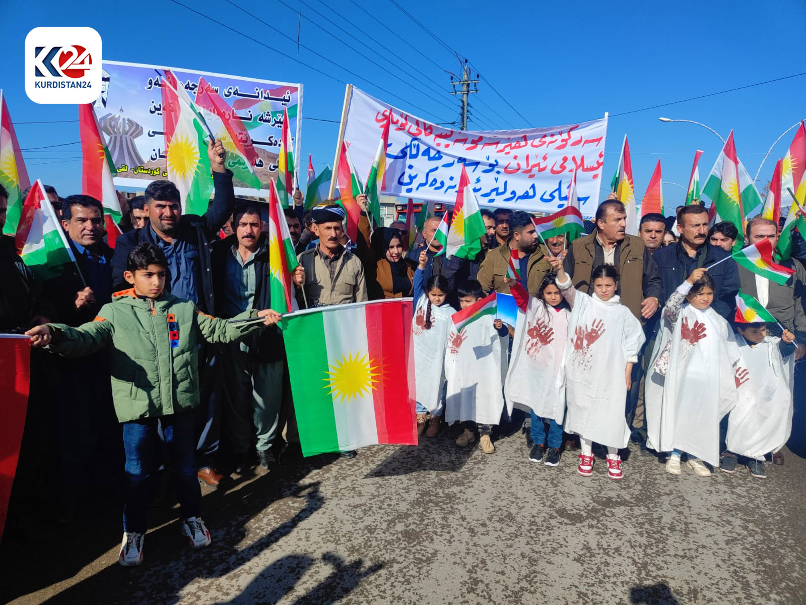 خۆپیشاندانی هاووڵاتییانی هەڵەبجە لە دژی هێرشە مووشەکییە بالیستییەکەی سەر هەولێر (وێنە: ئەڤین عەتا - کوردستان24)