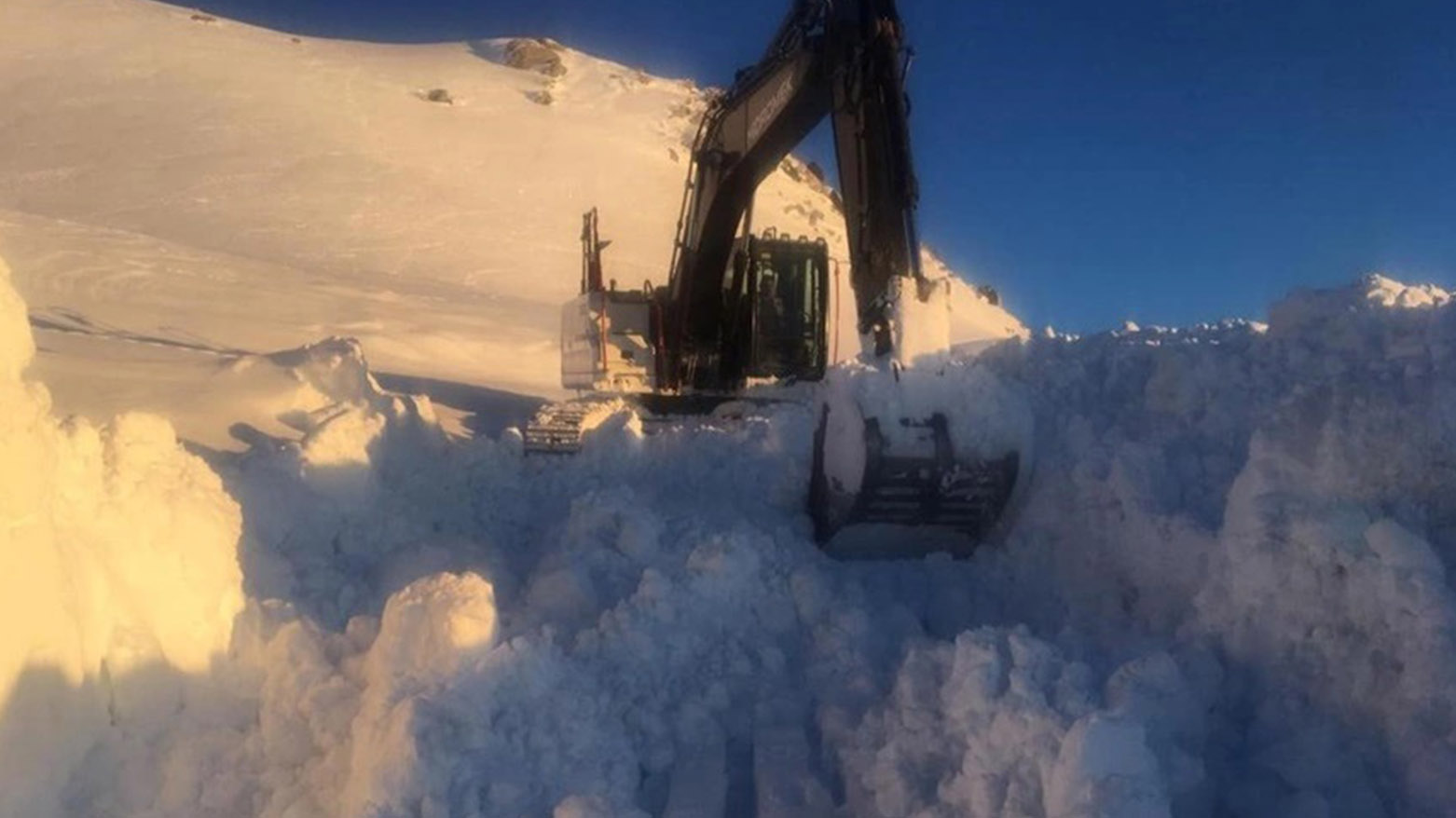 Li gundên Şirnexê bilindahiya berfê gihişte 3 metreyan