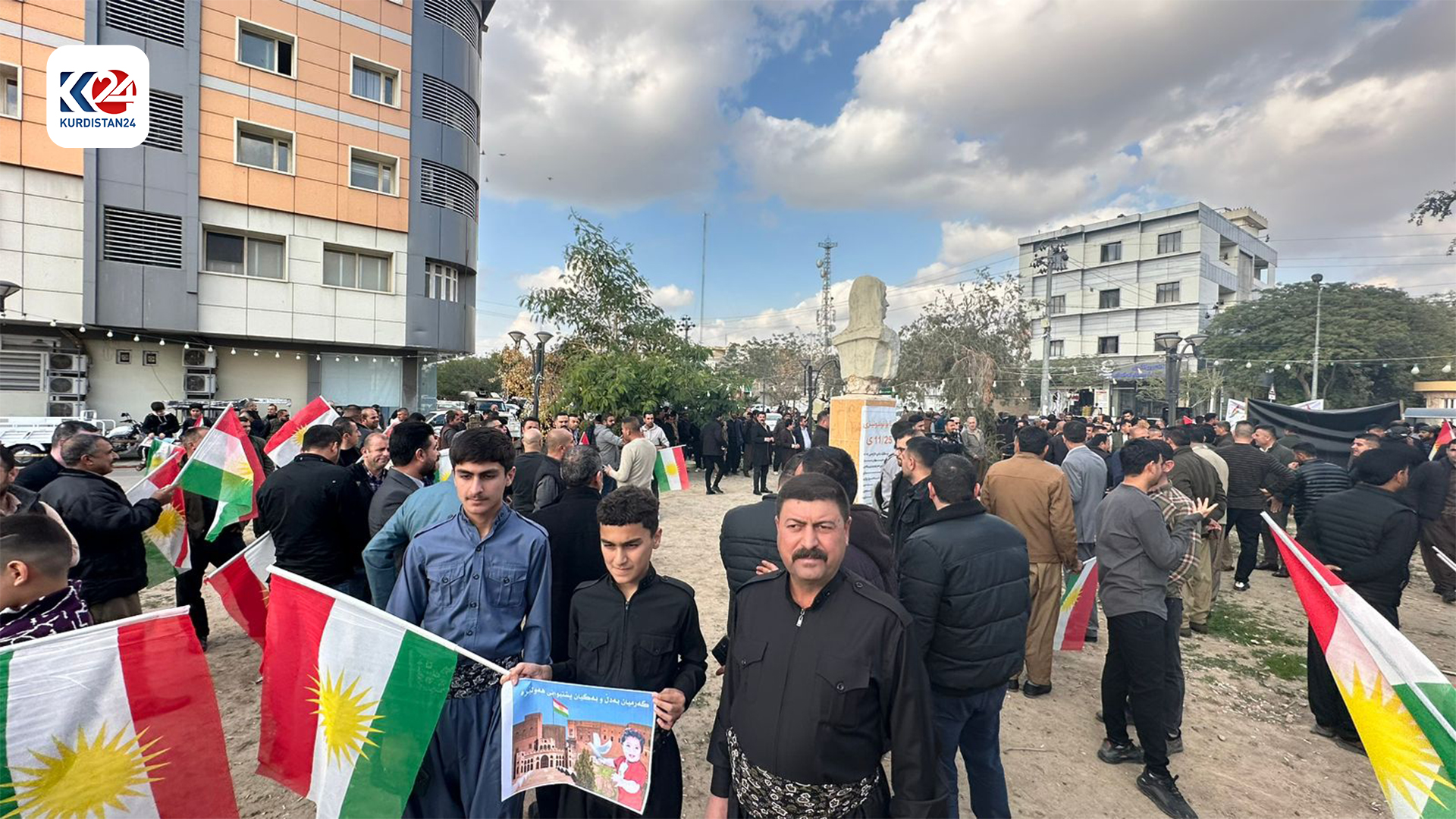 Kelar&rsquo;da vatandaşlar İran&rsquo;ın Erbil&rsquo;de sivillere y&ouml;nelik saldırılarına karşı protesto g&ouml;sterisi d&uuml;zenledi: FOTO (Harem Caf- Soran Hekim/K24)