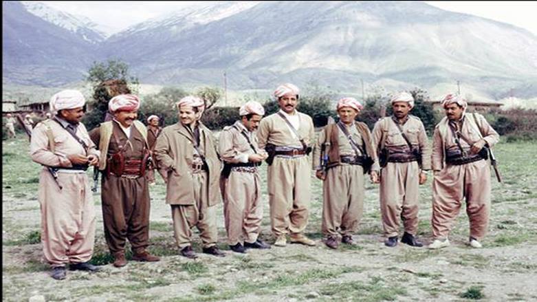 إدريس بارزاني والرئيس مسعود بارزاني برفقة مجموعة من البيشمركة