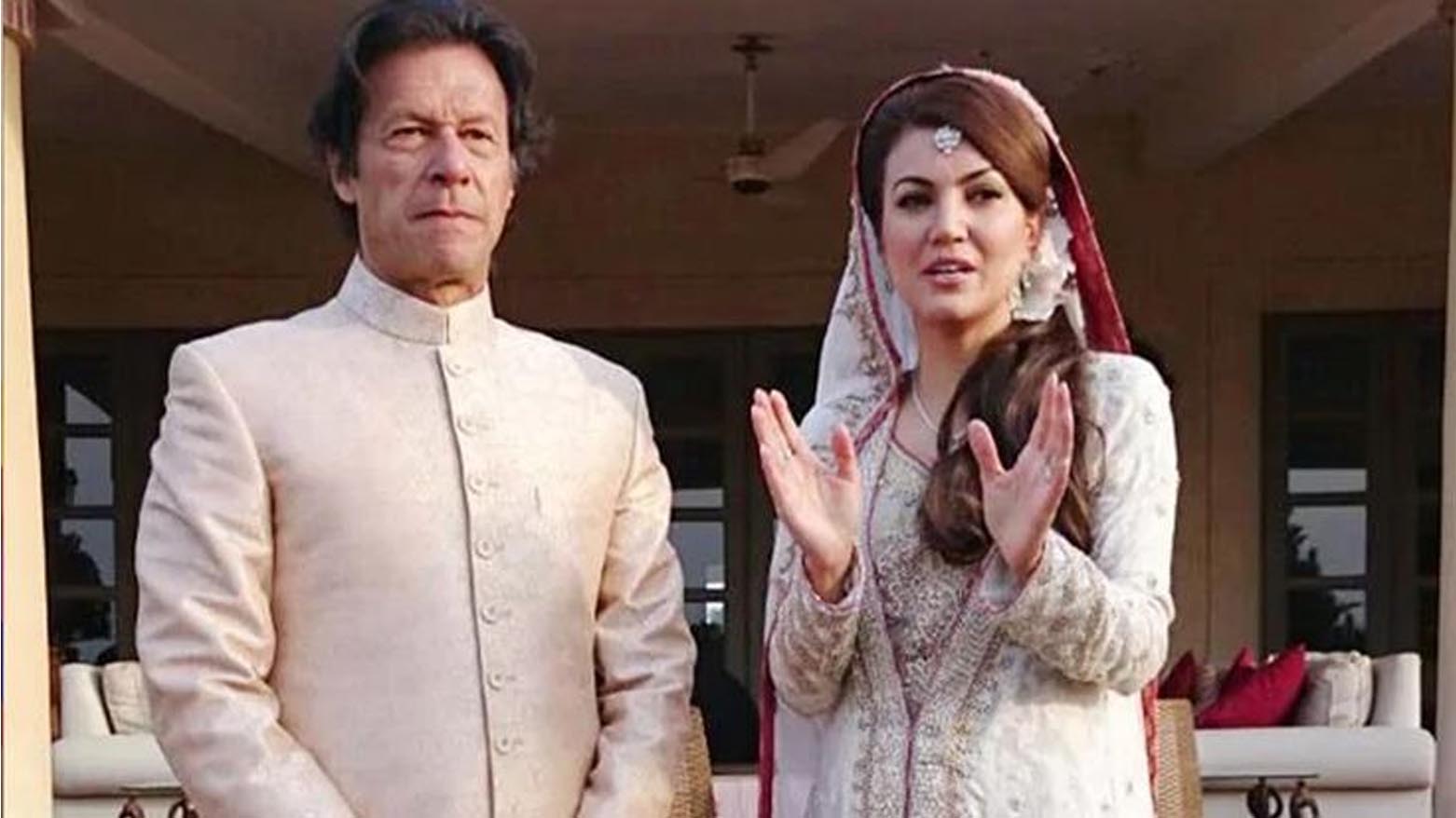 عیمران خان سەرۆکوەزیرانی پێشووی پاکستان و بووشرە بیبی هاوسەری